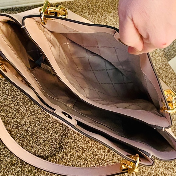 🎉 SALE 🎉 NWT! Michael Kors Dark Powder Blush Trisha Large Logo Shoulder Bag - Picture 14 of 17